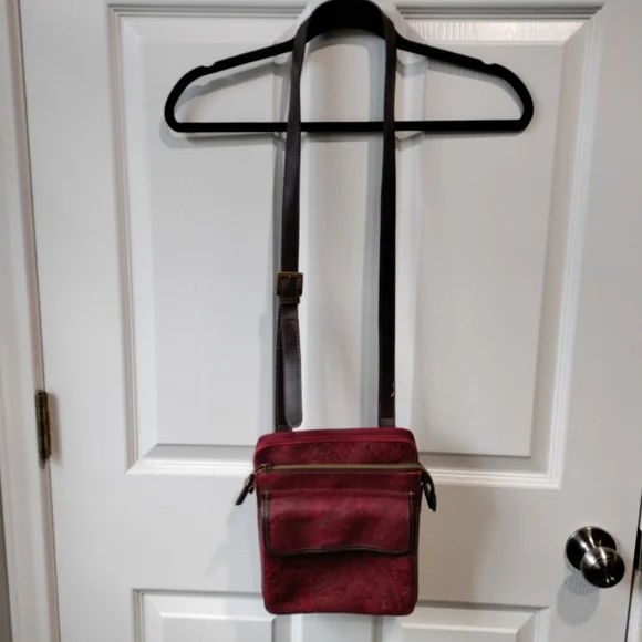 Relic Quality Brand red embossed crossbody bag purse - Picture 8 of 8